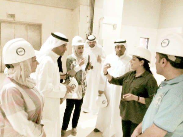عبدالله الكندري يستمع الى شرح عن سير العمل في المحطة