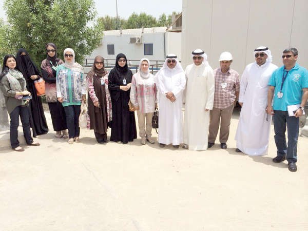 عبدالله الكندري وم علي الموسى مع عدد من العاملين في محطة مشرف