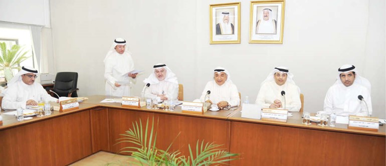 د عودة الرويعي ود يعقوب الصانع ود عبدالحميد دشتي وخليل الصالح اثناء الاجتماع