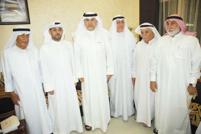 عبدالله التميمي وهشام البغلي يتوسطان بعض الحضور
