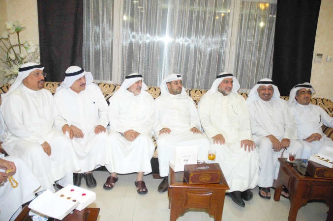 هشام البغلي متوسطا ناخبيه
