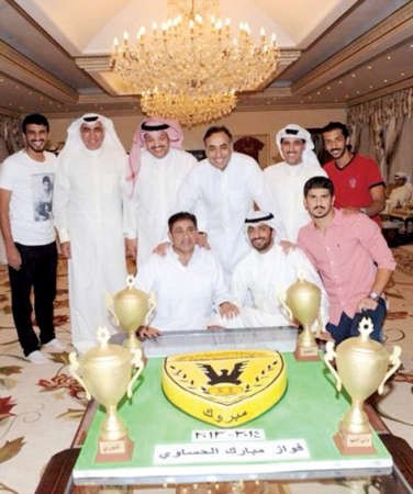 دمحمد خليل يشارك الحساوي واللاعبين الفرحة في الحفل ﻿