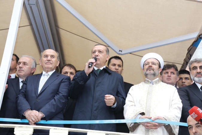 اردوغان في جانب من قص شريط الافتتاح