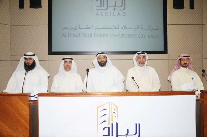 عبداللطيف العبدالرزاق الثاني من اليمين مترئسا عمومية البلاد وبدا عن يمينه حسام المزيعل	محمد خلوصي﻿
