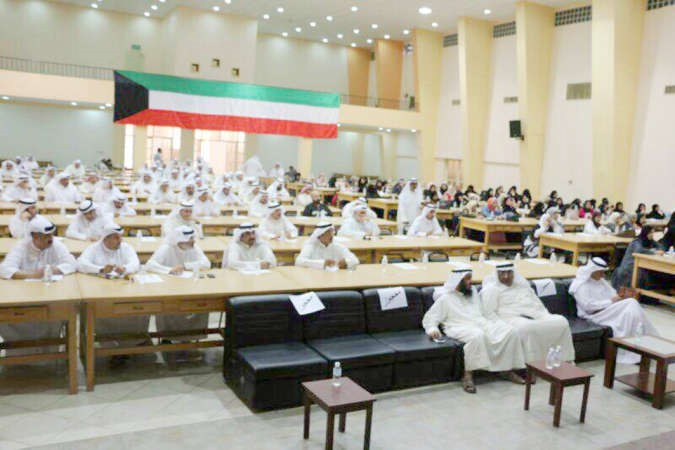 رؤساء ورئيسات لجان الاختبارات خلال الاجتماع﻿
