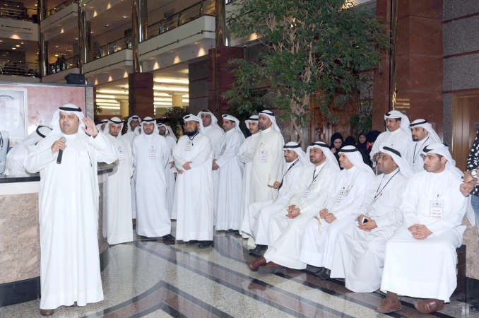 وعدد من موظفي التامينات خلال الاضراب