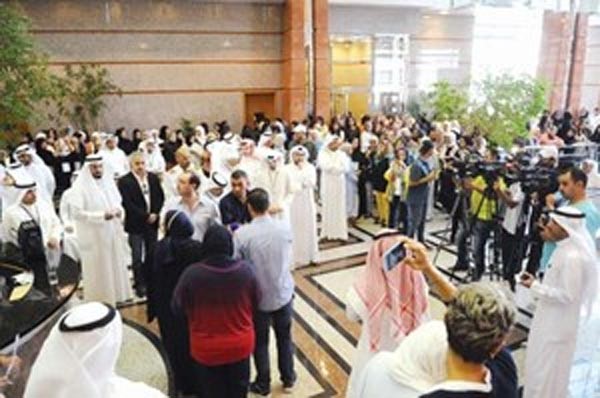 الموظفون في المؤسسة خلال تنفيذ الاضراب قاسم باشا 