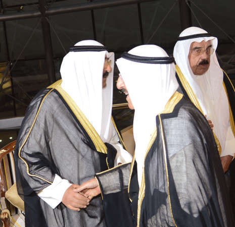 صاحب السمو الامير مصافحا الشيخ مشعل الاحمد ويبدو الشيخ فيصل السعود ﻿