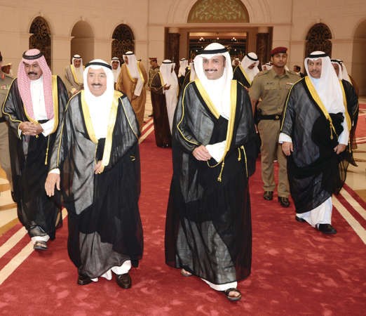 صاحب السمو الامير لدى عودته الى البلاد وفي استقباله سمو ولي العهد ورئيس مجلس الامة وسمو رئيس الوزراء﻿
