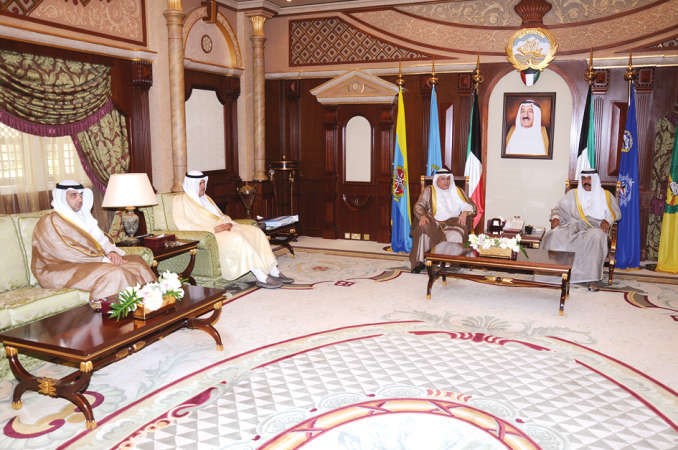 سمو ولي العهد الشيخ نواف الاحمد مستقبلا الشيخ خالد الجراح والشيخ سلمان الحمود والشيخ محمد العبدالله﻿