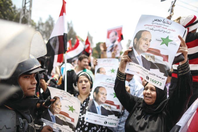 جانب من احتفالات المصريين امام قصر الاتحادية الرئاسي امس افپ