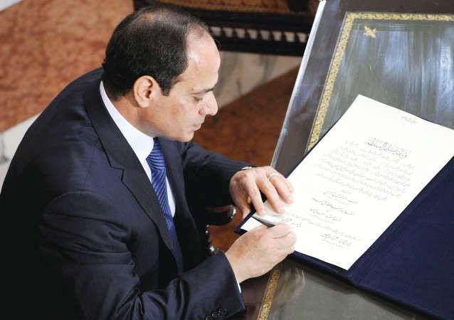 الرئيس المصري المنتخب عبدالفتاح السيسي يوقع وثيقة تسليم السلطة امس رويترز
