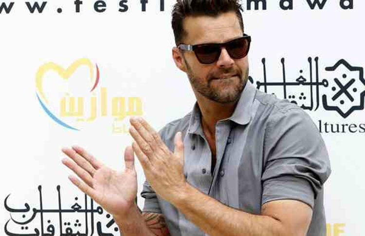 بالفيديو والصور.. ريكي مارتن تحت حصار المعجبين بالمغرب