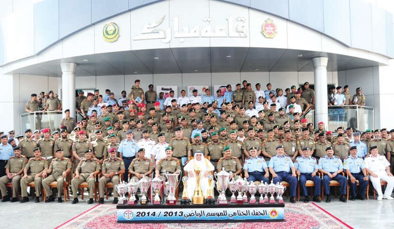 الشيخ خالد الجراح في صورة جماعية مع المكرمين﻿