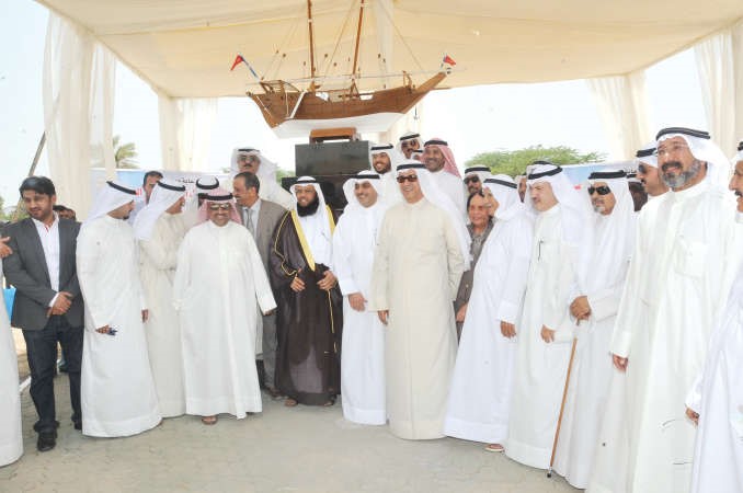 الشيخ احمد المشعل وحمود الحمدان ودنورية السداني مع الحضور في اللقاء 