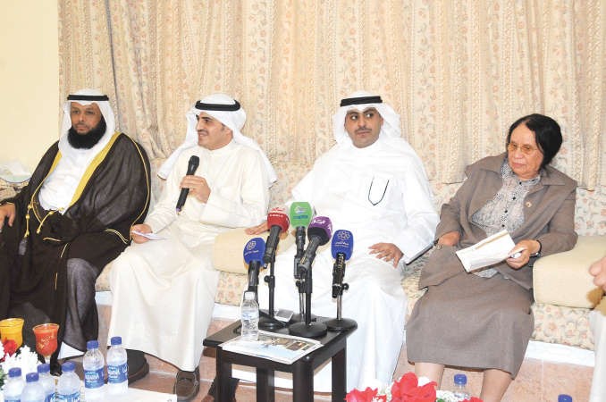 الشيخ احمد المشعل ونورية السداني خلال اللقاء 