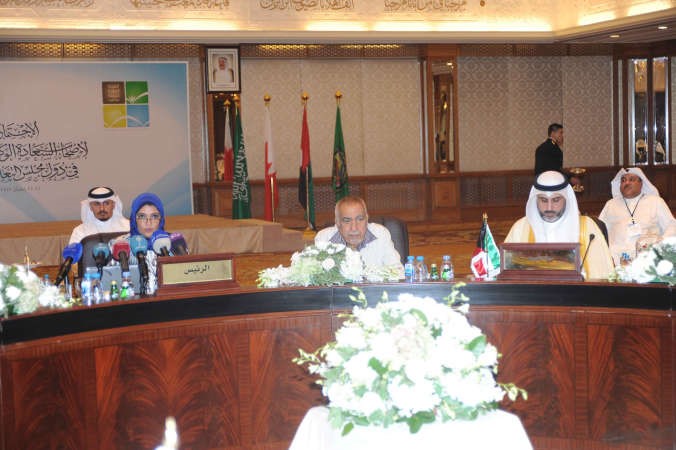 رجاء البصيري ودعبدالرحمن العوضي خلال الاجتماع اسامة ابوعطية