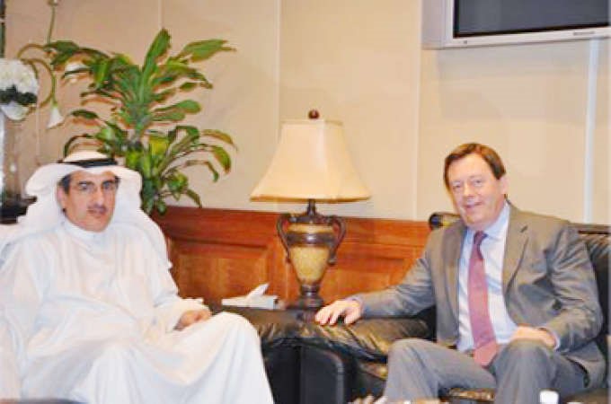 معبدالعزيز الابراهيم مستقبلا السفير البريطاني فرانك بيكر ﻿