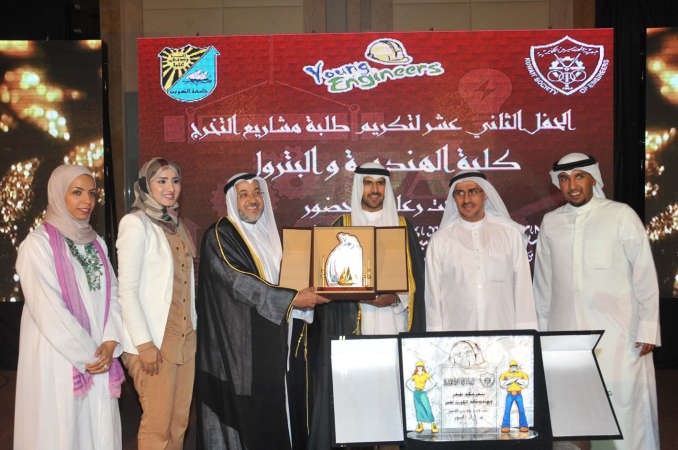 درع تكريمية للشيخ فهد ناصر صباح الاحمد﻿