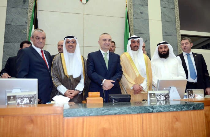 رئيس مجلس الامة مرزوق الغانم ونظيره الالباني على منصة الرئاسة في قاعة عبدالله السالم