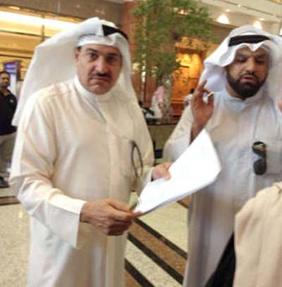 موظفان يعرضان مطالبهما