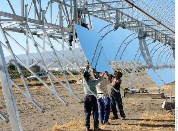 المواطنون يستفيدون من 3 مشاريع عملاقة ستطرح للاكتتاب العام هي مشروع محطة لتوليد الطاقة الكهربائية بالطاقة الشمسية ومشروع الزور الشمالية المرحلة الثانية ومشروع انشاء اكبر مصنع لاعادة تدوير النفايات الصلبة بالمنطقة في الصورة احد مشروعات الطاقة الشمسية في المنطقة التي ستاخذ بها الكويت مستقبلا 