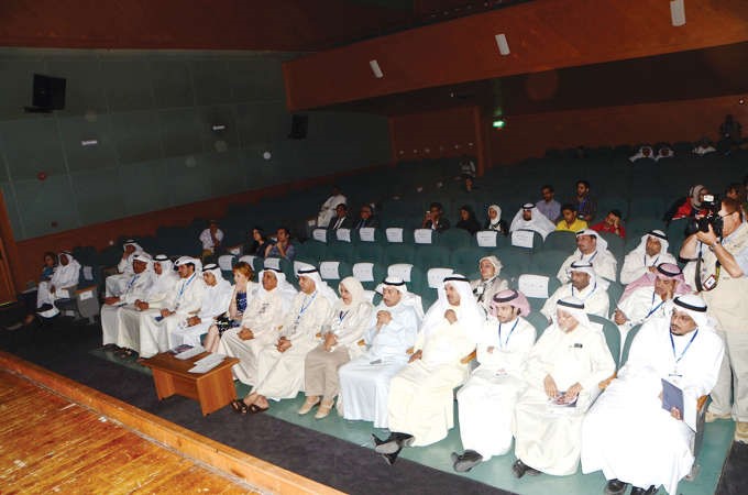 جانب من الحضور يتقدمهم الامين العام للمجلس الوطني معلي اليوحة ورئيس فرقة مسرح الخليج العربي ميثم بدر والامين المساعد محمد العسعوسي ﻿