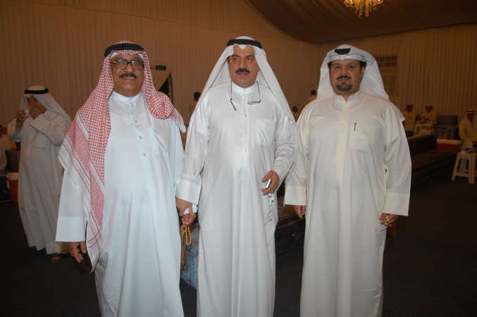مرشح الدائرة الثالثة عبدالله المعيوف متوسطا بعض ناخبيه