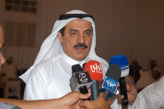 عبدالله المعيوف متحدثا الى وسائل الاعلام
