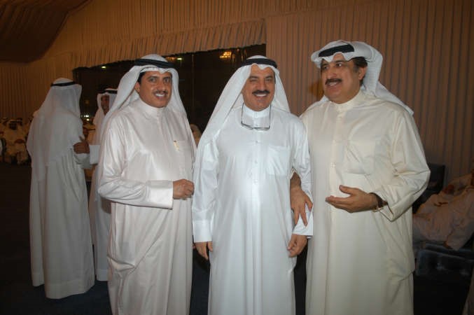 المعيوف يتوسط بعضا من ابناء الدائرة الثالثة حمدي شوقي