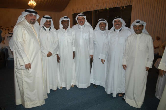 مرشح الدائرة الثالثة عبدالله المعيوف يتوسط ناخبي الدائرة