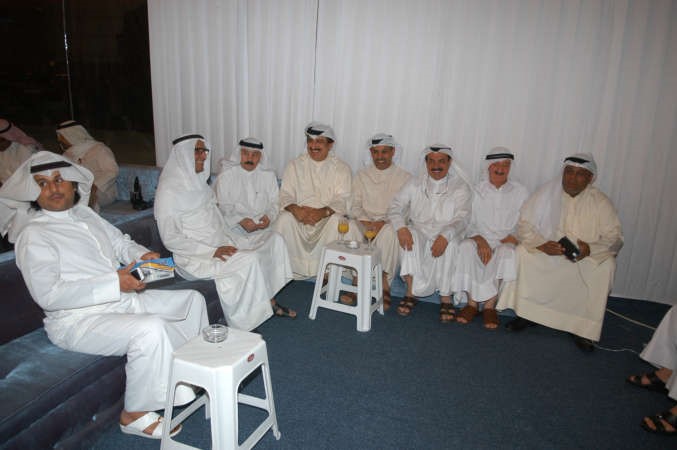 المعيوف بين مؤيديه