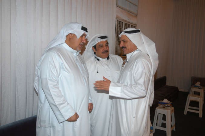 المعيوف متحدثا مع احد ناخبيه ويبدو الزميل عباس دشتي