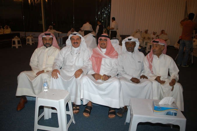 المعيوف بين بعض الحضور في مقره الانتخابي