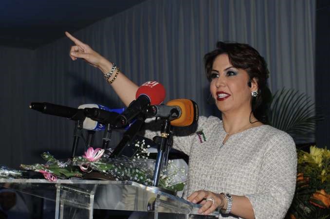 المرشحة فجر السعيد مخاطبة الحضور قاسم باشا