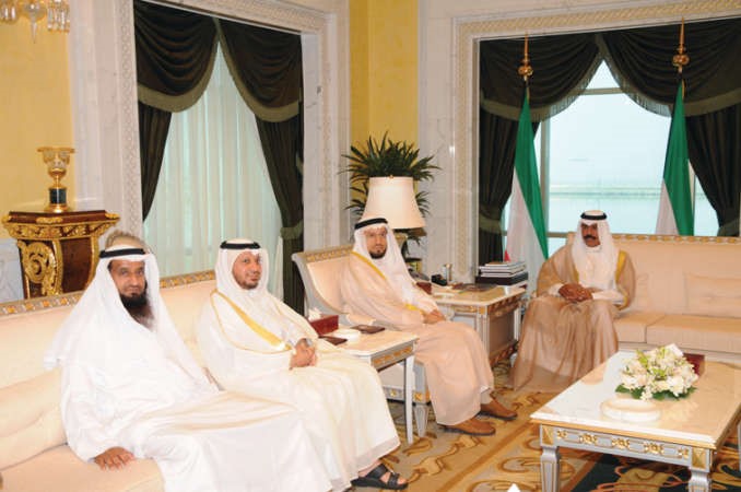 سمو ولي العهد الشيخ نواف الاحمد مستقبلا وليد الشعيب ودخالد الحيص ودخالد العازمي ﻿