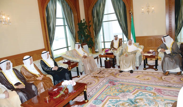 صاحب السمو الامير الشيخ صباح الاحمد خلال لقائه عددا من المواطنين بحضور سمو ولي العهد الشيخ نواف الاحمد وسمو رئيس الوزراء الشيخ جابر المبارك﻿
