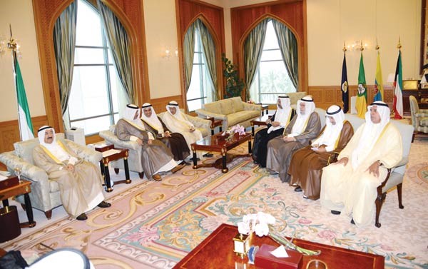 صاحب السمو الامير الشيخ صباح الاحمد لدى استقباله عبدالله الرومي ومشاري العنجري واحمد باقر وسعد طامي وعلي الموسى وصالح الفضالة بحضور سمو رئيس الوزراء الشيخ جابر المبارك