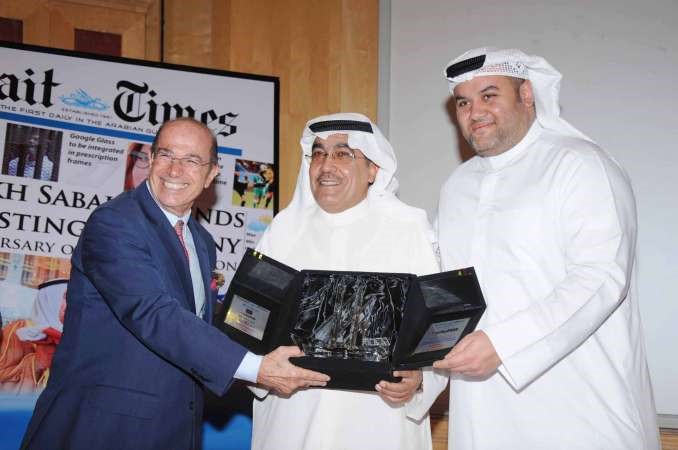 الزميل عدنان الراشد يتسلم درع تكريم الانباء من الزميلين عبدالرحمن العليان وعدنان سعد﻿
