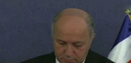 بالفيديو.. وزير الخارجية الفرنسي يستسلم للنوم في اجتماع رسمي خلال زيارته للجزائر!