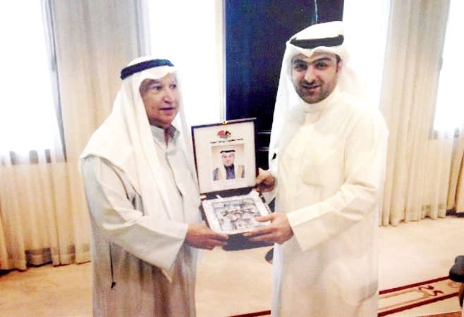ياسر ابل يتلقى المسرح العربيوانا من محمد الخضر﻿