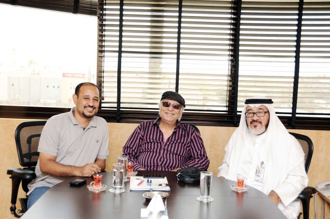 سعيد البنا يتوسط مستشار الادارة العامة الزميل يوسف عبدالرحمن وعبدالحميد الخطيب فريال حماد