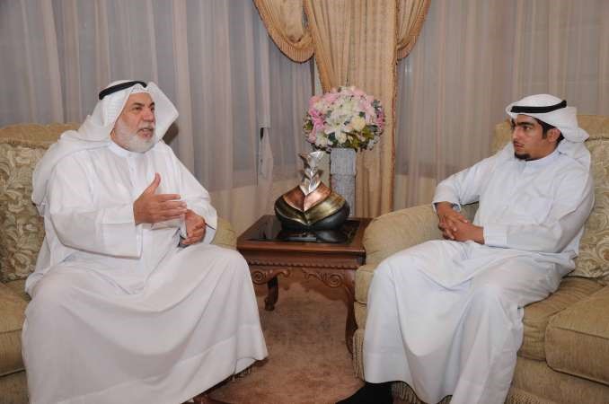 مرشح الدائرة الثالثة نجم الشراح متحدثا للزميل سلطان العبدان محمد خلوصي