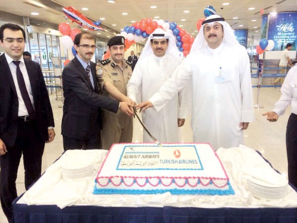 قطع كيكة الاحتفال