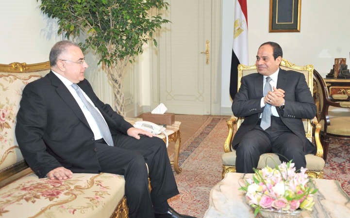 الرئيس المصري عبدالفتاح السيسي يجتمع مع محافظ البنك المركزي المصري هشام رامز في القصر الرئاسي امس الاول رويترز
