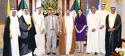 صاحب السمو الامير مستقبلا رئيس واعضاء مجلس ادارة جمعية الهلال الاحمر﻿