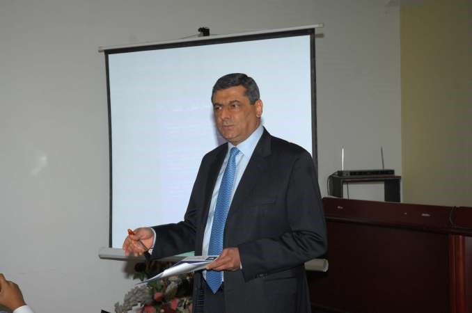الشريك المدير فؤاد دوجلاس اثناء استعراض الدراسة الخاصة بعودة الشركة للتشغيل والرد على استفسارات بعض المساهمين المتواجدين