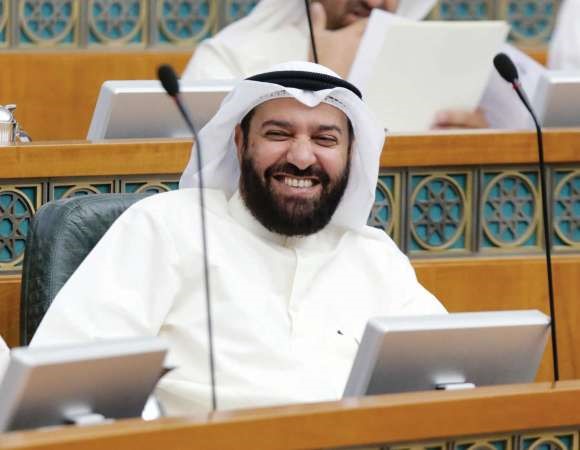 دعلي العمير مبتسما خلال حضوره جلسة مجلس الامة امس قبل مغادرته الكويت لحضور اجتماع اوپيك اليوم حيث اعتمد مجلس الوزراء قرارا بوقف الدعم من حيث المبدا عن منتج الديزل انتظارا لما تسفر عنه دراسة المجلس الاعلى للتخطيط والتنمية لمعالجة اي اثار سلبية على شرائح المستهلكين افپ 