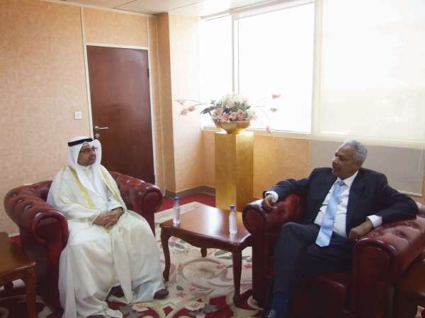 السفير طلال منصور الهاجري مع الوزير السوداني بدر الدين محمود