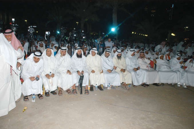 احمد السعدون وخالد السلطان يتوسطان اعضاء كتلة المعارضة في ساحة الارادة مساء امس قاسم باشاحمدي شوقي